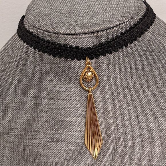 Vintage black thick material lace choker high quality good sized gold pendant - Picture 1 of 5